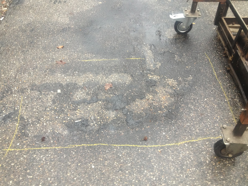Beschädigungen auf einem Parkplatz der A 95, verursacht durch einen brennenden PKW