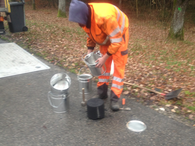 Vorbereiten des abgekühlten Asphalts zum Wiedererwärmen.