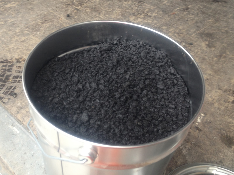 Vorbereiten des abgekühlten Asphalts zum Wiedererwärmen.