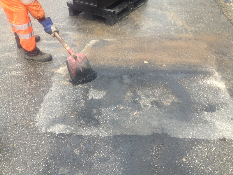 Den beschädigten Asphalt nach der Erwärmung ausbauen.