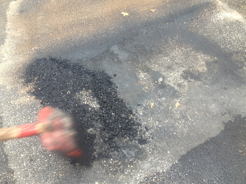 Den beschädigten Asphalt nach der Erwärmung ausbauen.