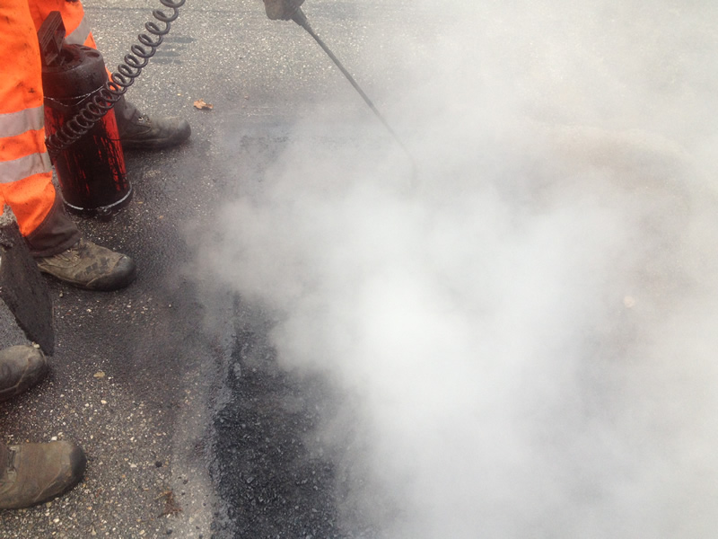 Asphaltfläche mit Bitumenemulsion vorbehandeln.
