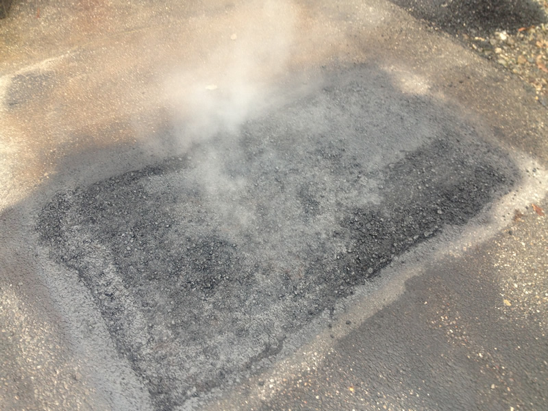 Asphaltfläche mit Bitumenemulsion vorbehandeln.