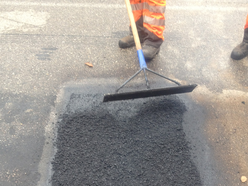 Einbau des Asphalts.